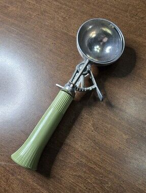 Vintage Retro Nevco Ice Cream Scoop Disher Round Scoops w/ Green Handle
